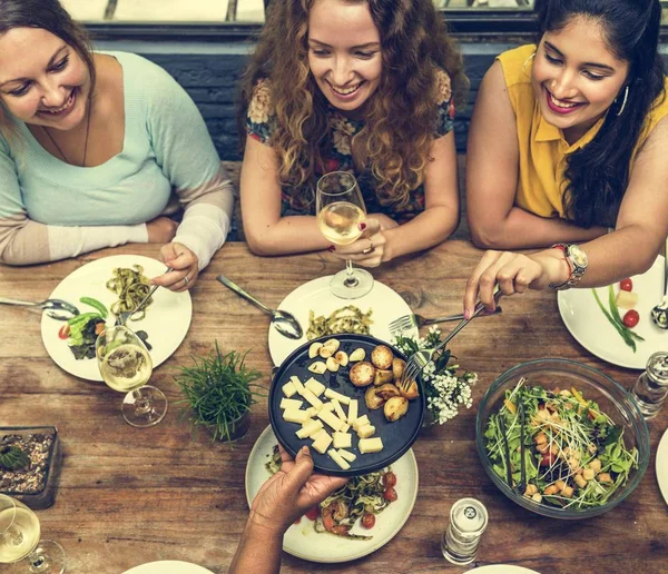 Mujeres cenando — Foto de Stock