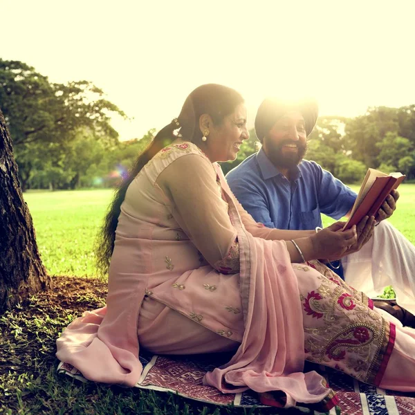 Indyjski para czytanie książki — Zdjęcie stockowe