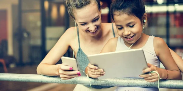 Dos bailarinas usando dispositivos digitales — Foto de Stock