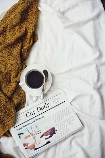커피 컵과 신문 — 스톡 사진