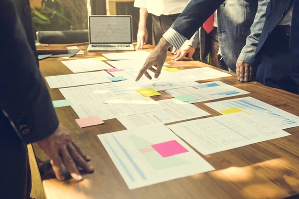 Geschäftsleute im Büro — Stockfoto