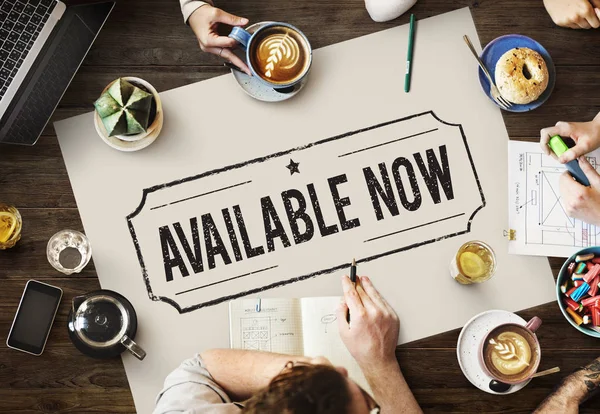 La gente se sienta a la mesa con café — Foto de Stock