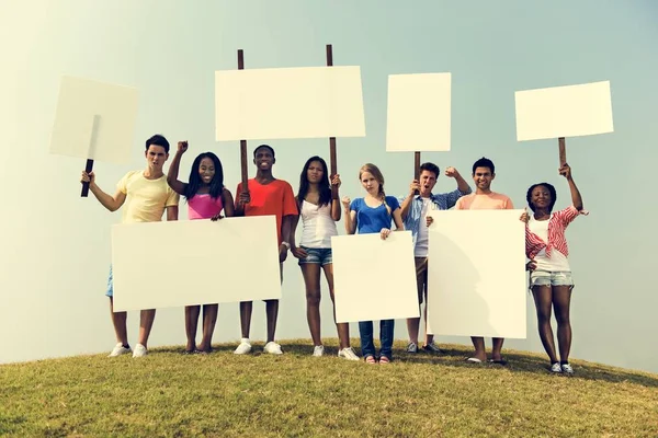 Junge Freunde im Freien — Stockfoto