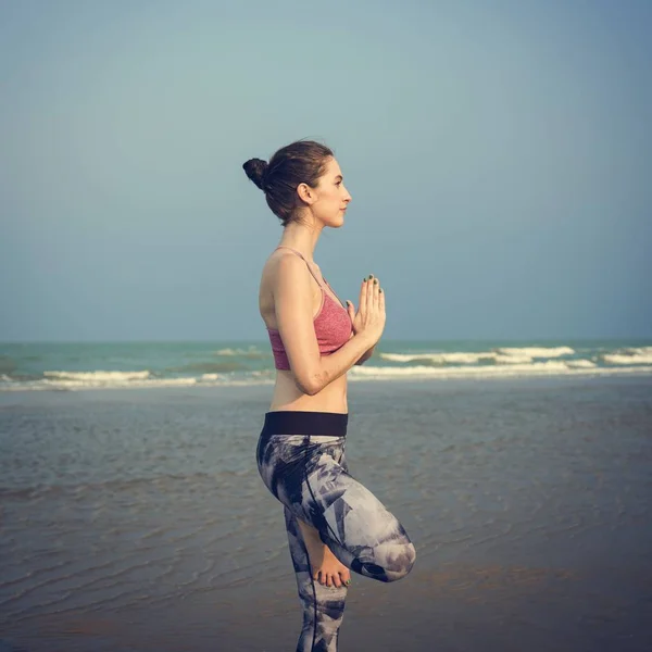 Vrouw doen yoga meditatie — Stockfoto