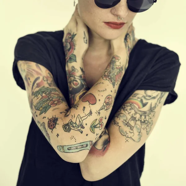 Studio poz dövmeli kadın