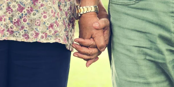 Idosos casal segurando as mãos — Fotografia de Stock