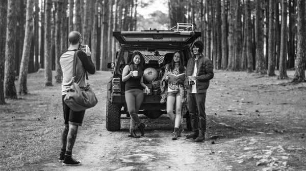 Junge Freunde auf Reisen — Stockfoto