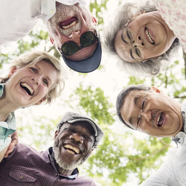 Senior vrienden hebben plezier in het park — Stockfoto