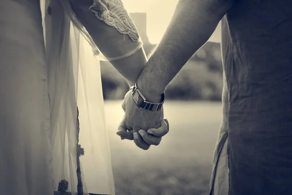 Couple romantique tenant la main — Photo