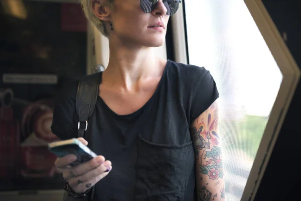 Kobieta ze smartfonem — Zdjęcie stockowe