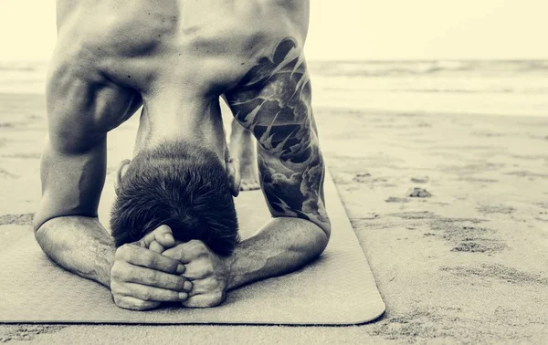 Man doet yoga oefening — Stockfoto