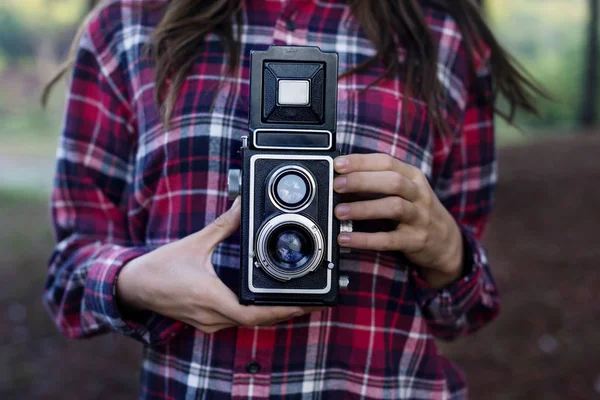 Fotoğrafçı holding kamera — Stok fotoğraf