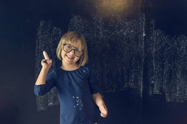 Meisje op blackboard tekening — Stockfoto