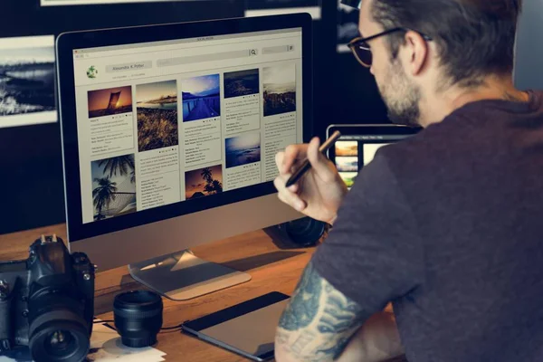 Uomo che lavora al computer — Foto Stock