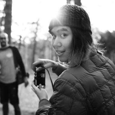 Arkadaşlar ormanda fotoğraf çekimi