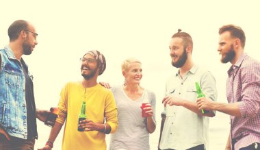 Sahilde içme insanlar