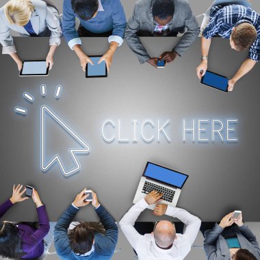 İş adamları birlikte çalışıyor.