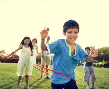 hula hoops ile egzersiz yaparak aile
