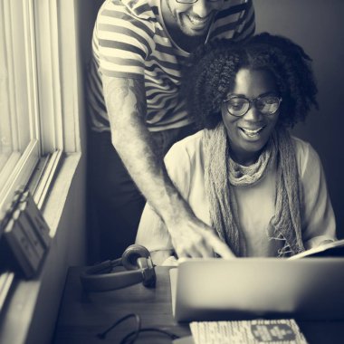 dizüstü bilgisayar kullanan insanlar