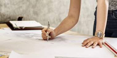 Kadın mimar ile Blueprint