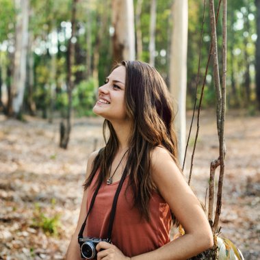 Kız kamera ile yürüyüş