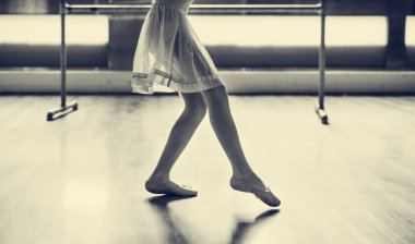 Balerin bale okulunda dans