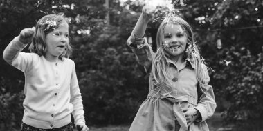 Kız açık havada oynarken Bengal ışıkları ile