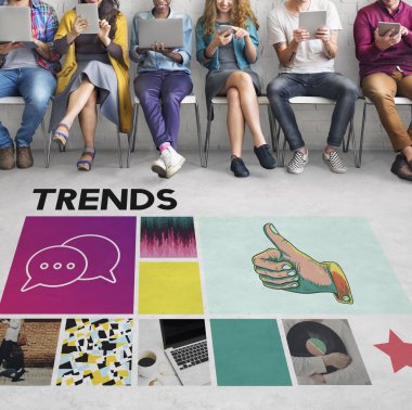 oturan ve tarama dijital becerikli insanlar