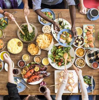 partide çok ırklı insanlar