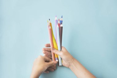 Renkli kalem tutan kişi