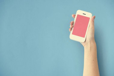 Akıllı telefon kullanan kadın