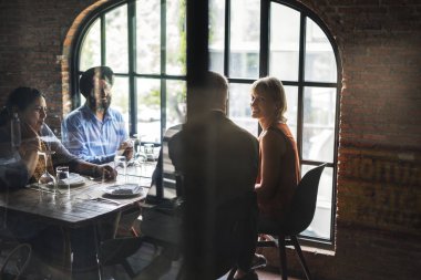 İş insanlar yemek birlikte restoranda