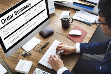 bilgisayar kullanarak iş adamı  