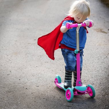 Süper kahraman çocuk binmek Scooter tarafından 