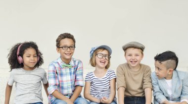 Şirin çocuklar birlikte oynamak