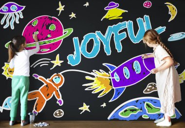 Yazı tahtası üzerinde çizim çocuklar