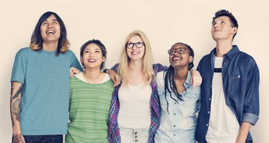 Öğrenciler birlikte sarılma