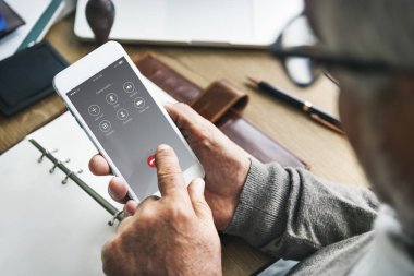 Komuta sizde telefon kullanma