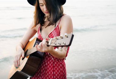 akustik gitar çalmaya kadın