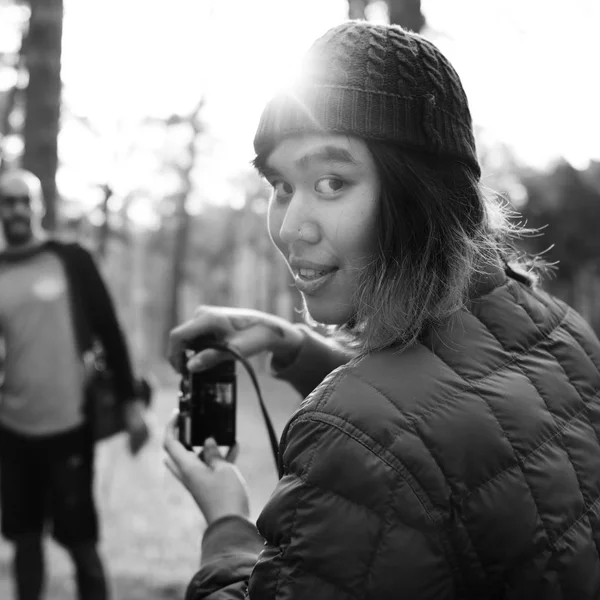 Freunde fotografieren im Wald — Stockfoto