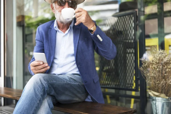 Vacker äldre man dricka kaffe — Stockfoto