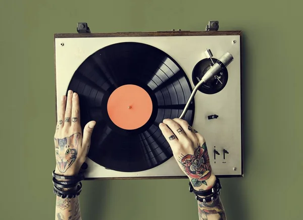 Händer i tatueringar med Vinyl — Stockfoto