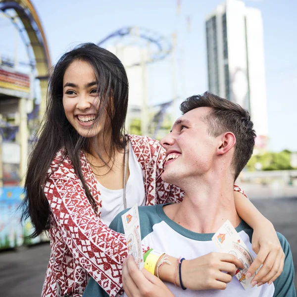 美しいカップルが遊園地でデート — ストック写真