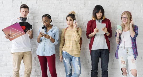 Diversidad Estudiantes usando dispositivos digitales — Foto de Stock