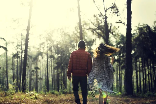 Giovane coppia di viaggiatori nella foresta — Foto Stock