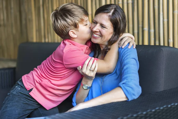 Filho beijando e abraçando a mãe — Fotografia de Stock