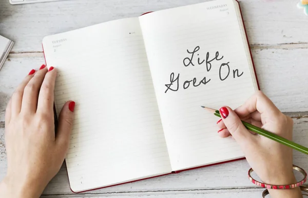 Mulher escrevendo notas no diário — Fotografia de Stock