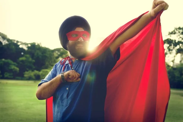 Hintli adam süper kahraman kostümü ve maske — Stok fotoğraf