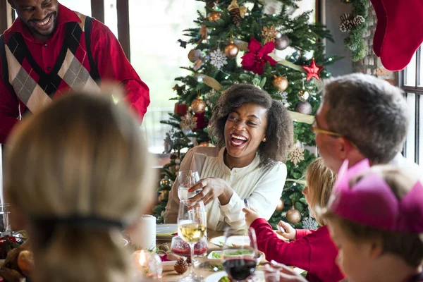 Família à mesa com um jantar festivo — Fotografia de Stock