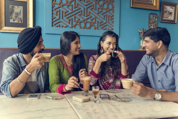 Amigos indios en restaurante — Foto de Stock